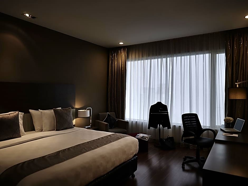 Photo 1 of 7 of Deluxe Executive 1 King Bed, River View