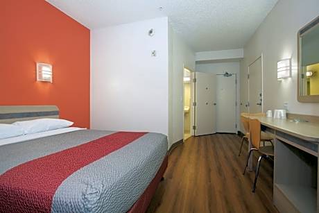 1 Queen Bed | ADA/Tub