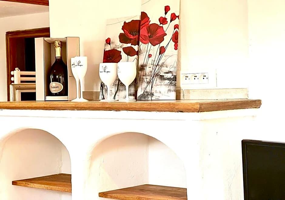 Suite Nymphéalove - Parking - Piscine - Jacuzzi - 50 m2 - CapitalChic Services Peymeinade