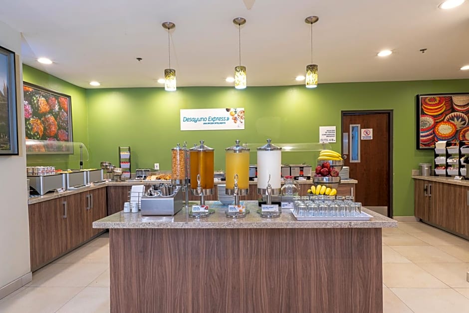 Holiday Inn Express & Suites Guadalajara Aeropuerto By IHG