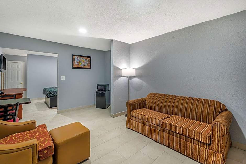 Econo Lodge Inn & Suites I-64 & Us 13