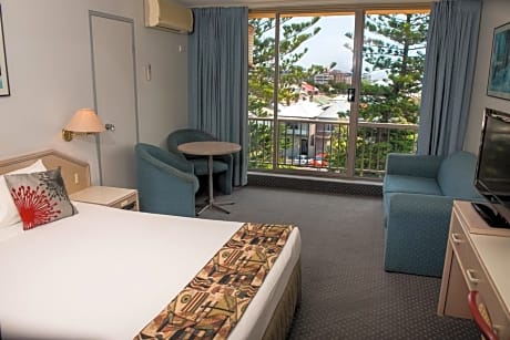 Queen Room with Harbor and City View