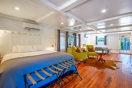 Deluxe King Suite