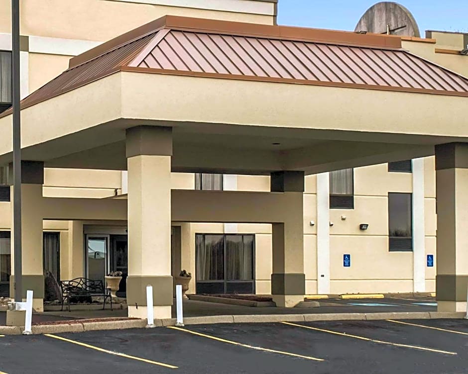 Photo 1 of 31 of Quality Inn Akron South