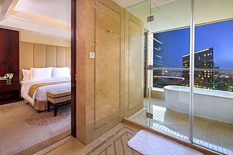 Premium Room(Reserve at least one week in advance to enjoy two complimentary daily laundry services and a discount voucher for Madr 99 restaurant)