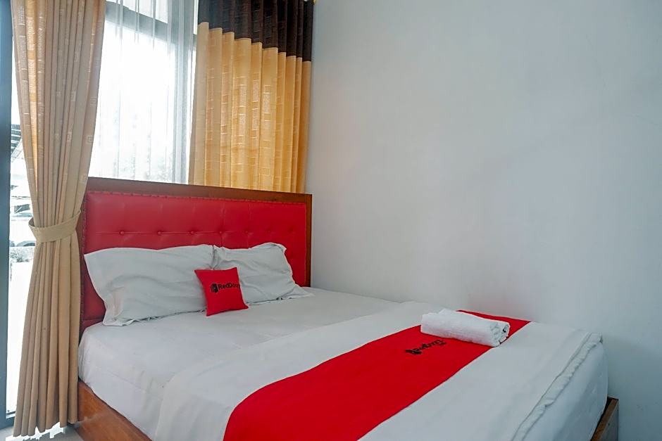 RedDoorz near Alun Alun Wonosobo 2