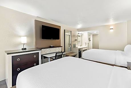 Standard Queen Room with Two Queen Beds and Roll-In Shower - Mobility Access