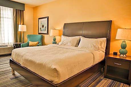 1 King Mobility Accessible W/bathtub Comp Wifi- Hdtv With Hidef Channels Hi Def.flat Screen Tv-fridg