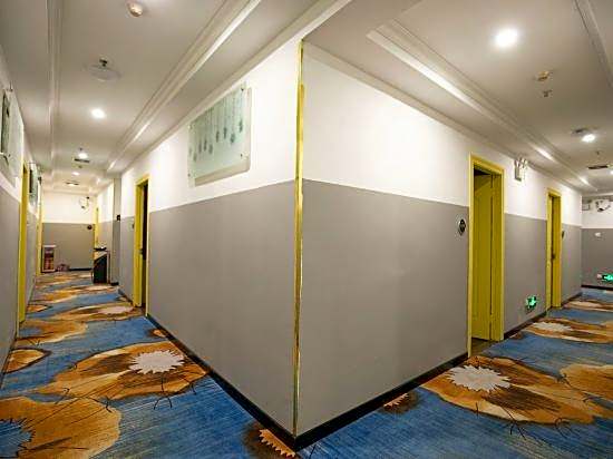 Yongjia Hotel (Guangzhou Sports West Metro Station)
