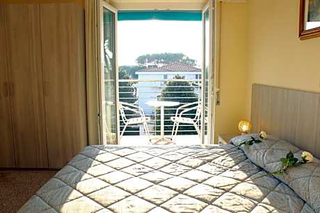 Double Room with Private Bathroom and Balcony