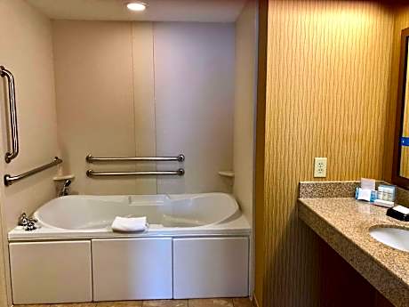 1 King Mobility Access 3X3 Shwr Studio Nosmok