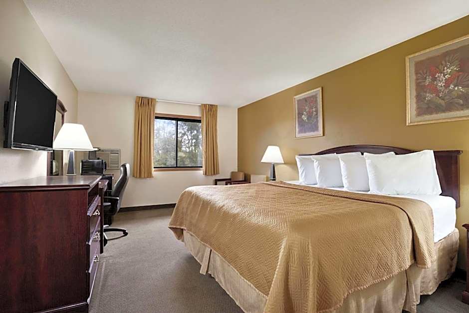 Travelodge by Wyndham La Porte/Michigan City Area