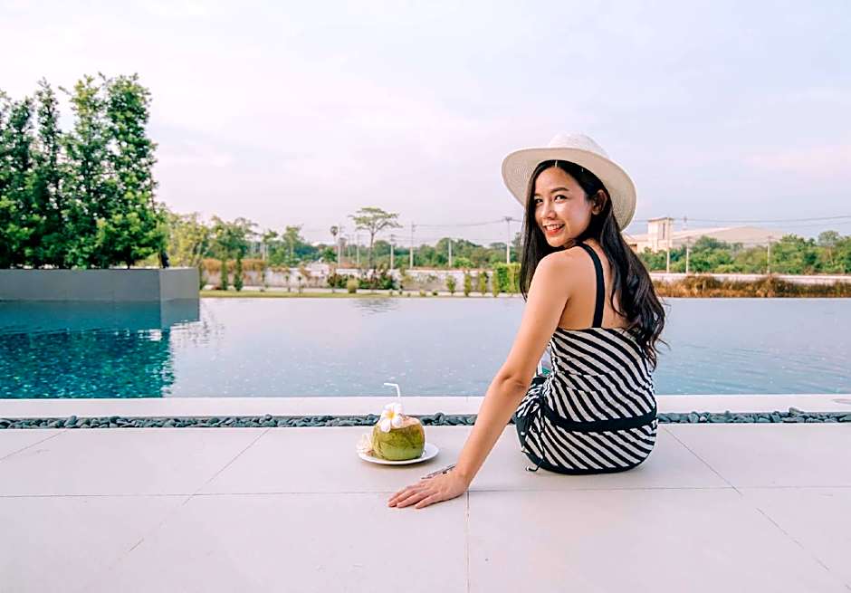 GreenVille Laguna Hotel