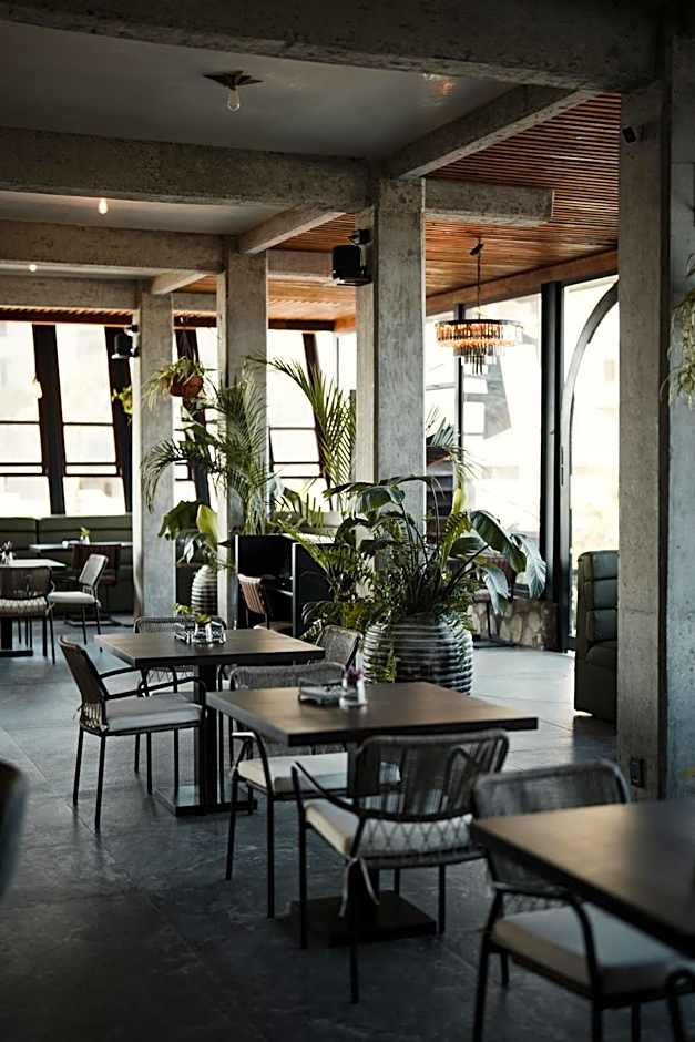 Sunrock Hotel & Suites