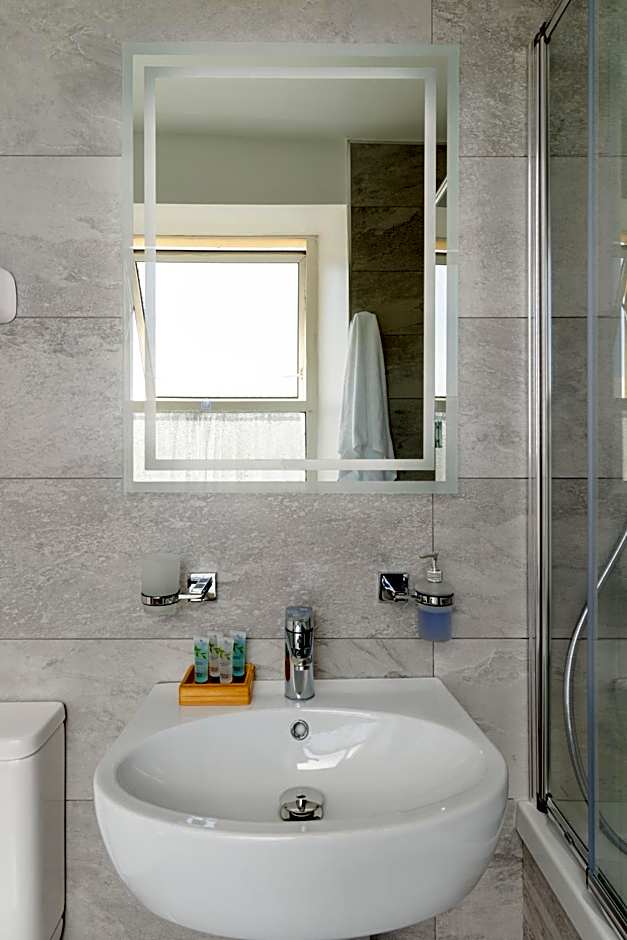 The Torland - Paignton Seafront - free parking, all rooms en-suite