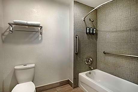 2 Queen Beds Non-Smoking Microwave And Refrigerator Wi-Fi Full Breakfast