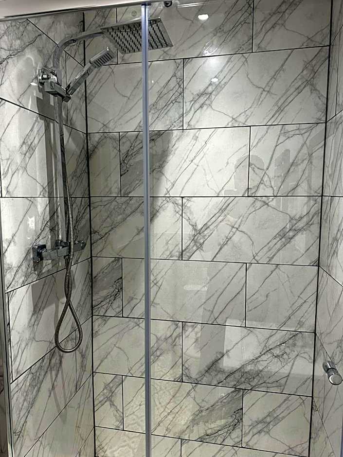 Adam Court Apartments - PE1 - Contractor Friendly - Choice of Studios or 1 Bed Apartments - Free Parking - Sofa Beds - Sky TV - Full Kitchen - Washer Dryer - WiFi