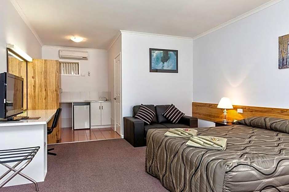 Holbrook Town Centre Motor Inn
