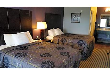 2 Queen Beds | Mobil Access Tub Nsmk Kitchen