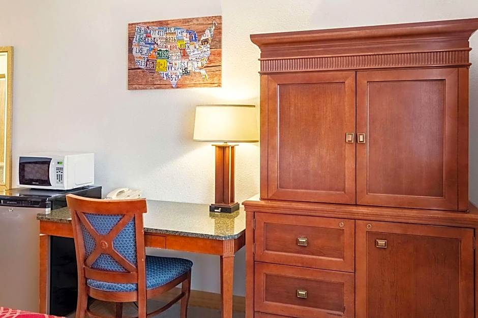 Econo Lodge Inn & Suites Madras