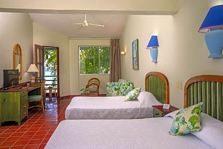 Double with partial sea view (2 Queen Beds)