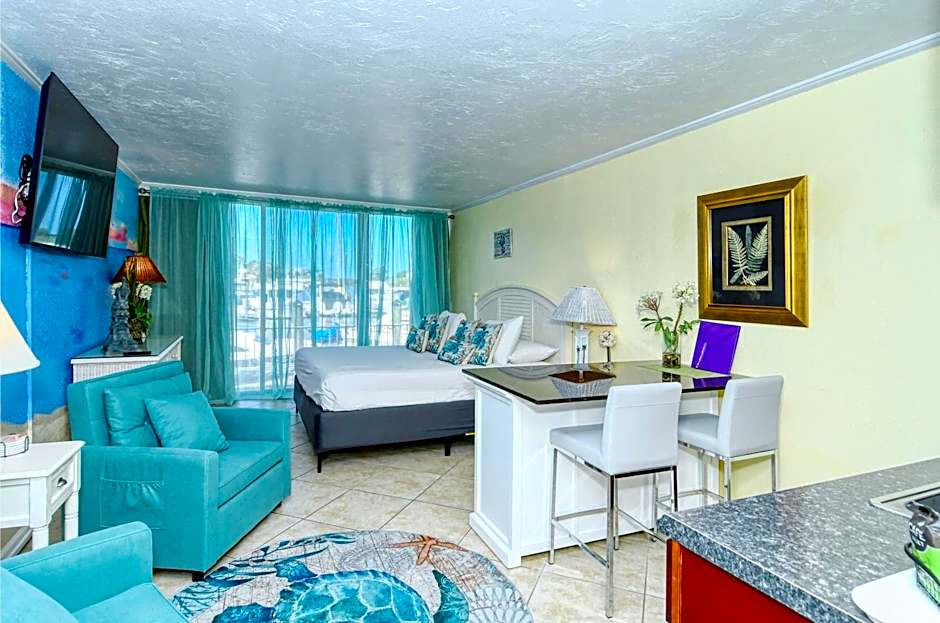 Waterfront Room, Heated Pool, Tiki Bar & Grill