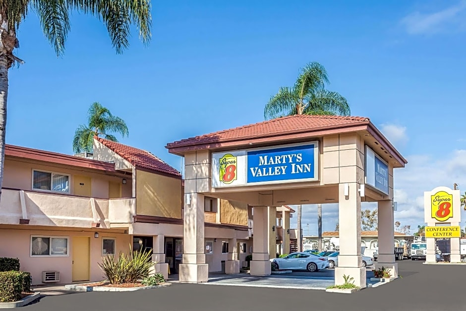 Super 8 by Wyndham Oceanside Marty's Valley Inn