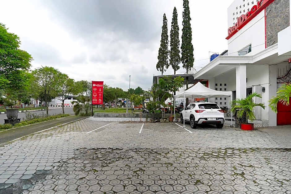 RedDoorz near Alun - Alun Magetan