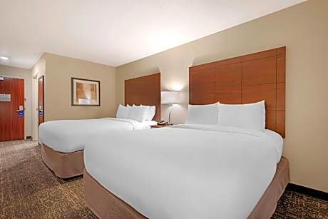 Quadruple Room with Two Queen Beds - Non Smoking