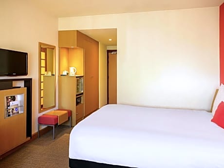 Standard room with Two twin beds and One sofa bed