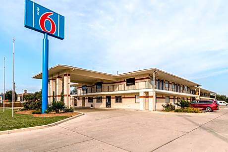 Motel 6-San Antonio, TX - South WW White Rd
