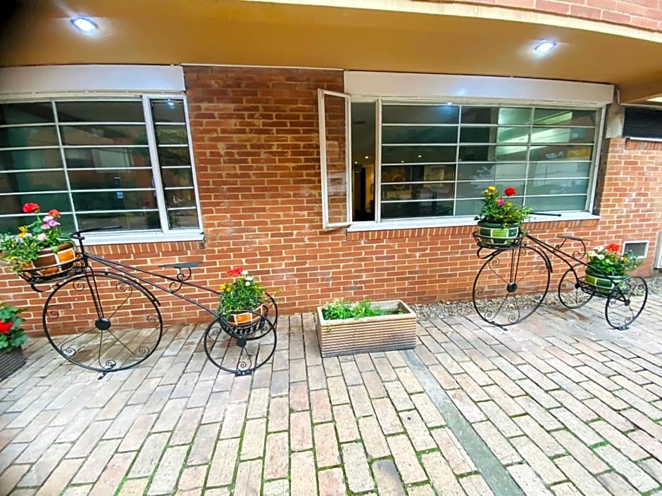 Hotel Retiro 84 by MIJ