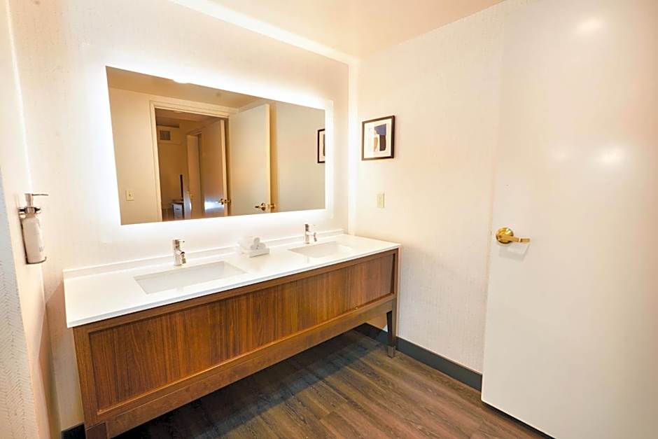 Holiday Inn & Suites Oakland - Airport by IHG
