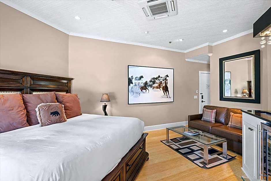 Independence Square 302, Top Floor Stylish Hotel Room with Wet Bar, A/C, in Downtown Aspen
