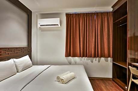 Deluxe - 1 King Bed