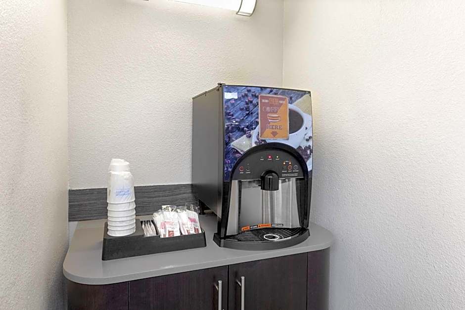 Travelodge by Wyndham Madison Heights MI