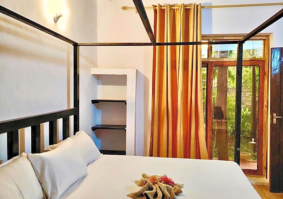 Tropinest bungalows & hostel