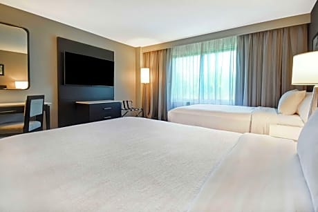 2 Double Beds 1Bdrm Ste Hearing Accessible Ns