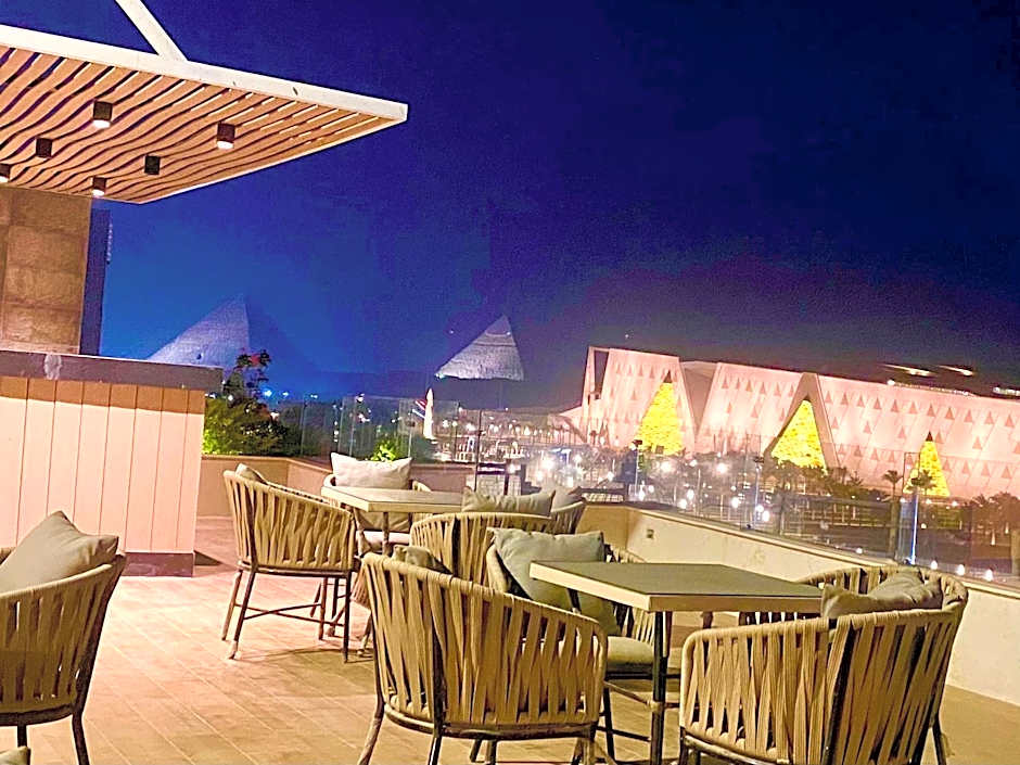 New Museum, Pyramids inn