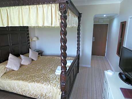 Four Poster Room