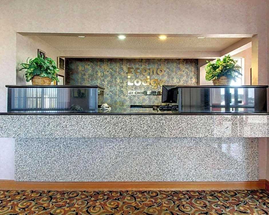 Econo Lodge Inn & Suites Forest