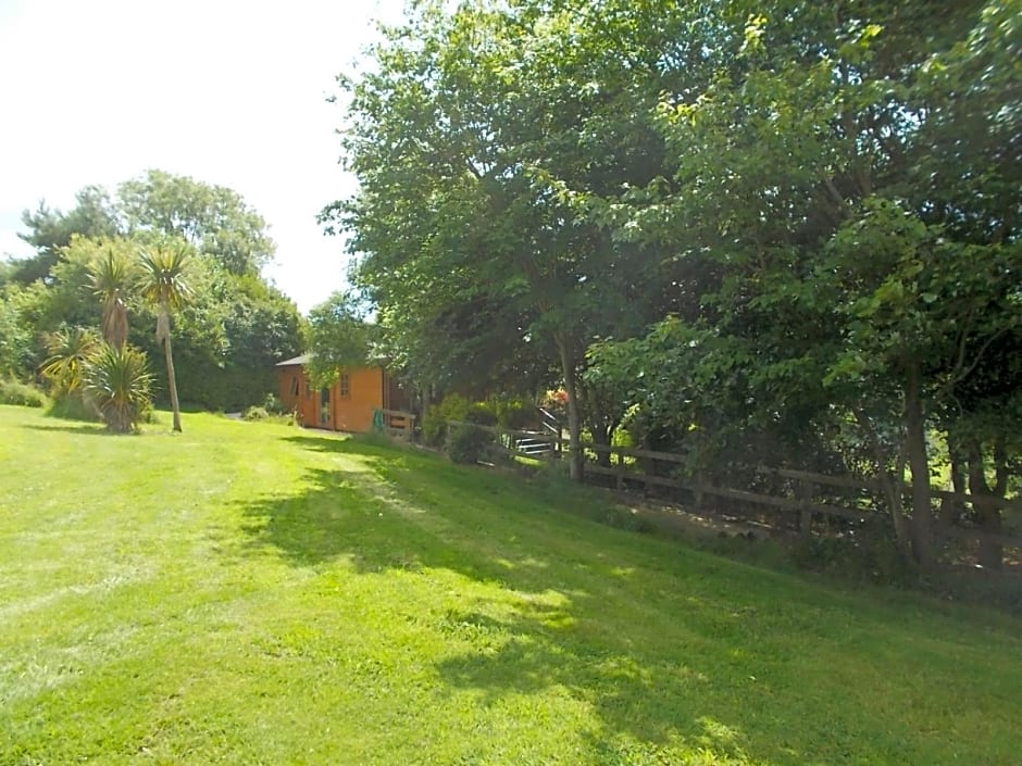 Tudor Lodge with pool & BBQ cabin