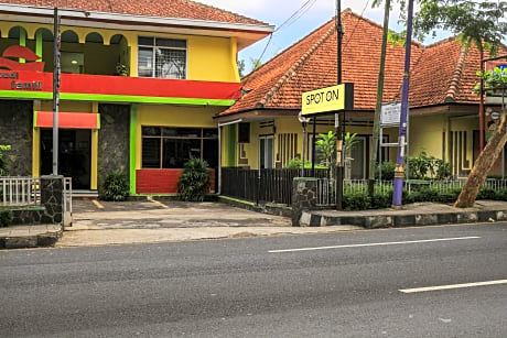 Spot On 1708 Hotel Budi Famili 1