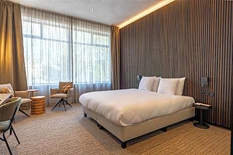 1 King Bed Non-Smoking Work Desk Safe Mini Fridge Individual Pod Coffee Maker Bathtub And Shower