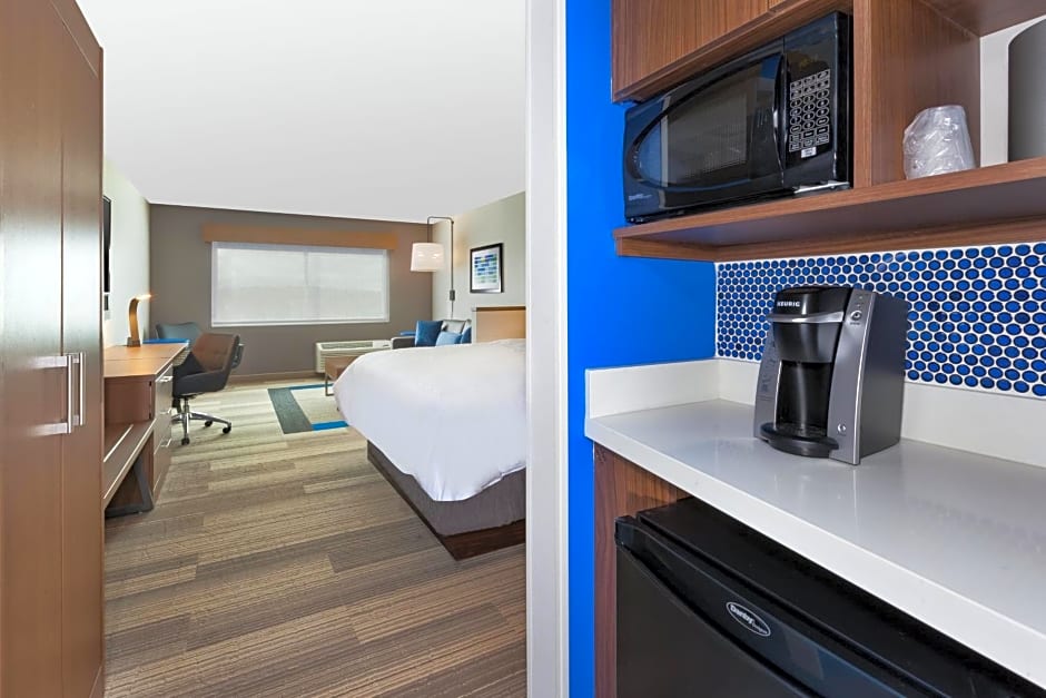 Holiday Inn Express and Suites Eau Claire West I-94 By IHG
