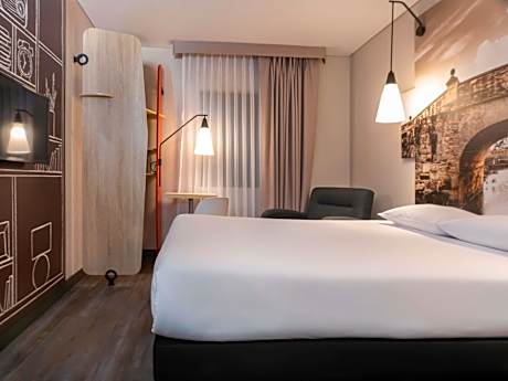 Standard room with 1 double bed and 1 sofa bed