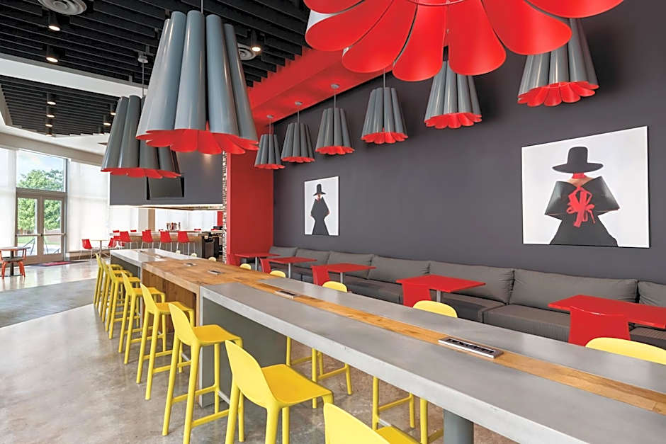 Radisson RED Miami Airport