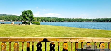 Fenna Lakeside Lodge - Pine Lake Resort
