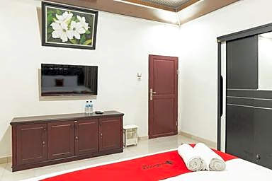 RedDoorz Plus near Universitas Methodist Medan
