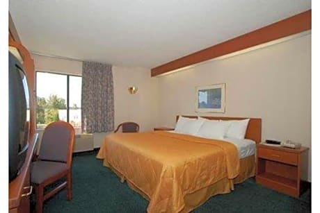 1 King Bed Suite Non-Smoking